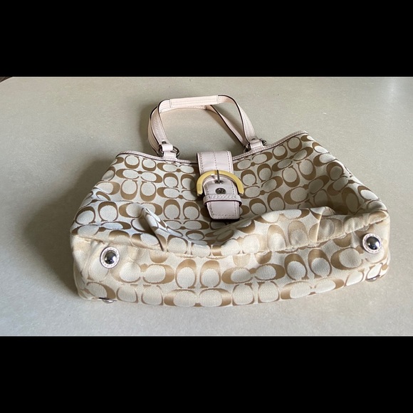 Coach purse. - Picture 9 of 16